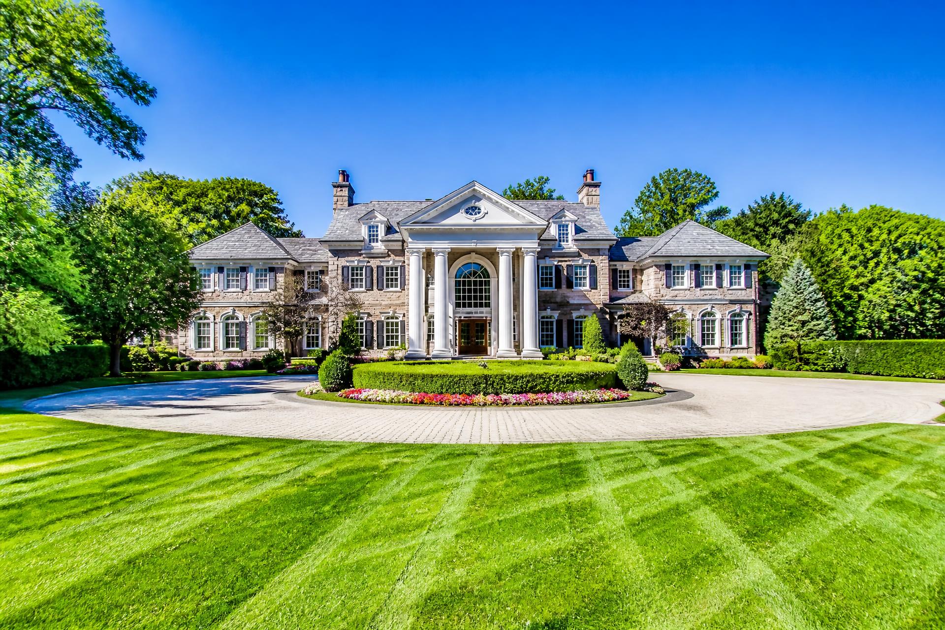 Beautifully manicured front lawn of a Hammonton, New Jersey home in bright daylight